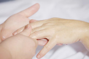 Massage métamorphique sur les mains
